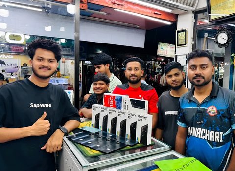 Munna-Mobile-Tower-with-customer-photo-1
